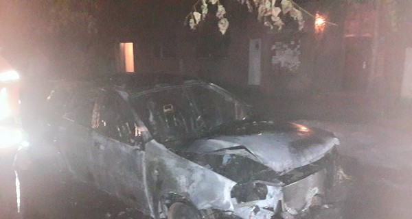 Соцсети: ночью в  Ужгороде гремели взрывы и горели авто 