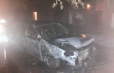 Соцсети: ночью в  Ужгороде гремели взрывы и горели авто 