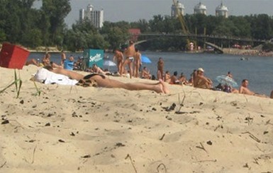 В Киеве на пляжах поставили душевые