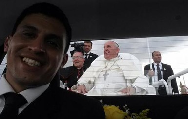 Водитель Папы Римского стал звездой твиттера после селфи с потификом