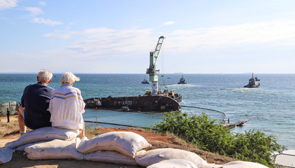 В Одессе снова пытаются поднять затонувший танкер 