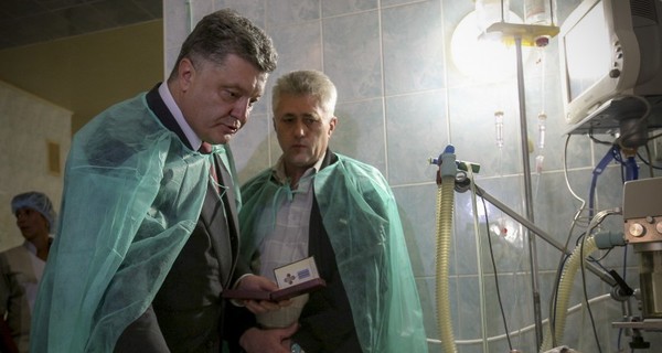 Порошенко во львовской больнице вручил госнаграды пострадавшим участковым