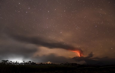 В Индонезии началось извержение вулканов Раунг и Гамалама