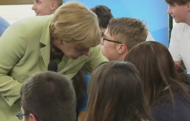 Меркель довела до слез палестинскую девочку, рассказав о депортации