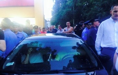 На выборах в Чернигове вооруженные люди заблокировали автомобиль одного из кандидатов