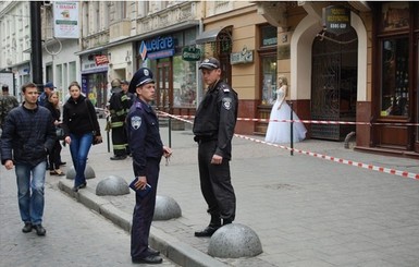 Во Львове после взрывов возле райотделов горожан просят обращаться в Центр безопасности города