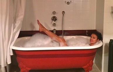 Холостячка Ирина Шейк голой позирует в ванной