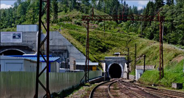 На Львовщине неизвестные в балаклавах напали на железнодорожный туннель и ранили охранника