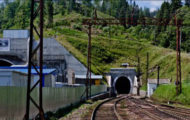 На Львовщине неизвестные в балаклавах напали на железнодорожный туннель и ранили охранника