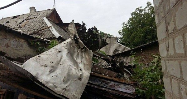 В зоне АТО взрыв едва не похоронил женщину под завалами дома
