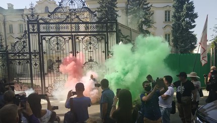 Поддержка Сергея Стерненко жгла дымовые шашки и файеры у ворот Верховного суда в Киеве
