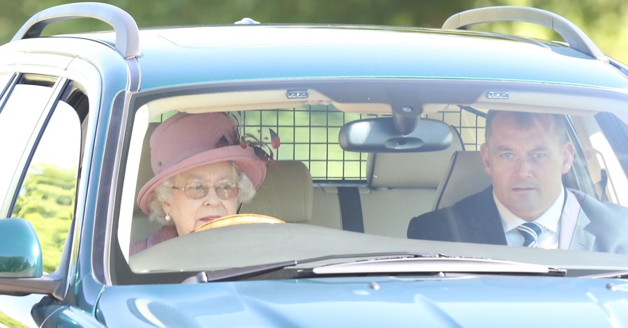 Королева Великобритании проехалась по газону, объезжая молодую семью