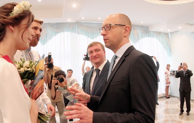 Яценюк поехал в Днепропетровск на свадьбу 