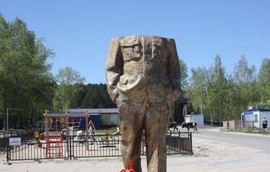В России безработного селянина осудили за то, что он обезглавил статую Ленина