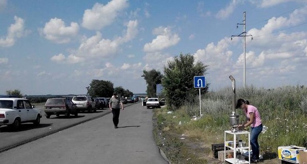 Жители Донецкой области приторговывают в очередях на блокпостах