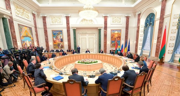 Переговоры в Минске: согласован документ об отводе вооружения калибром менее 100 мм 