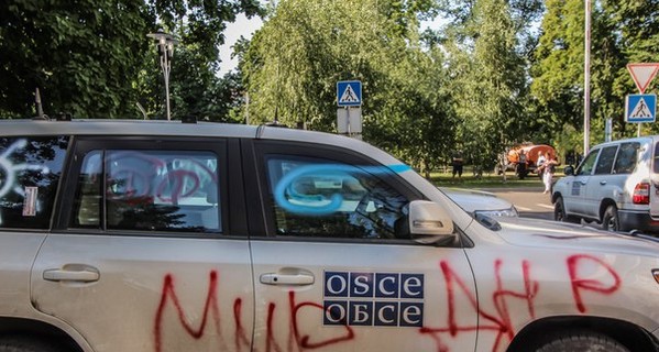 На митинге в Донецке повредили машины ОБСЕ