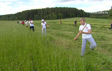 Сын Лукашенко косил траву вместе с Депардье