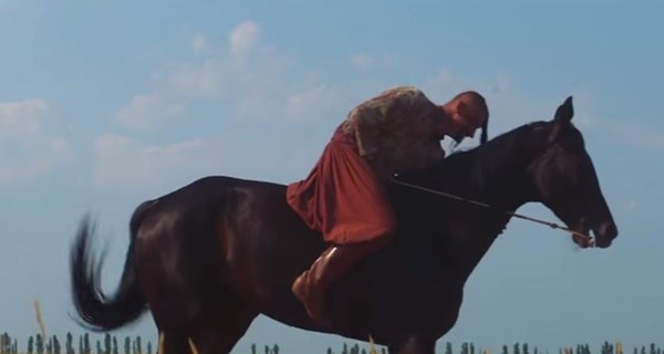 Британская рок-группа сняла под Киевом клип об украинском казаке да коне в чистом поле