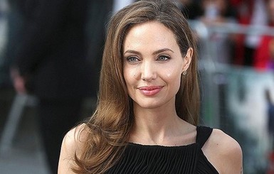 В сети появилась копия паспорта Анджелины Джоли