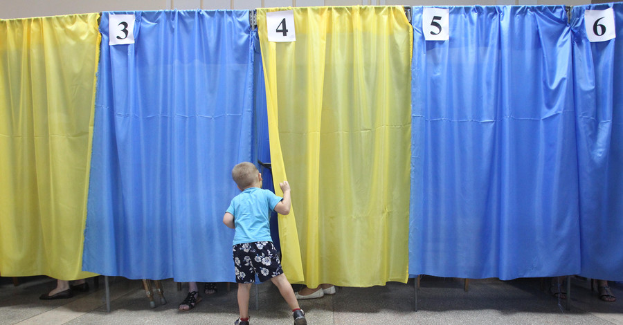 Выборы в Чернигове: СМИ сообщают о фальшивых наблюдателях и СМС за одного из кандидатов