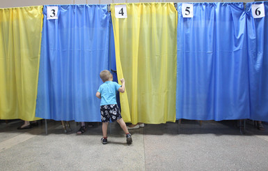 Выборы в Чернигове: СМИ сообщают о фальшивых наблюдателях и СМС за одного из кандидатов
