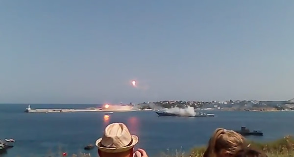В Крыму выпущенная с российского корабля ракета развалилась на части 