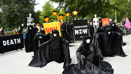 Карнавал экозащитников: в Лондоне активисты в костюмах прошлись по улицам города