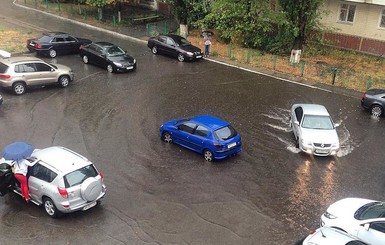 Ливень в Киеве: затопленные улицы, пробки и течь в Киевсовете 