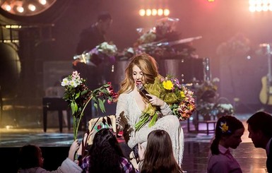 Тина Кароль поздравила фанатов танцем и песней