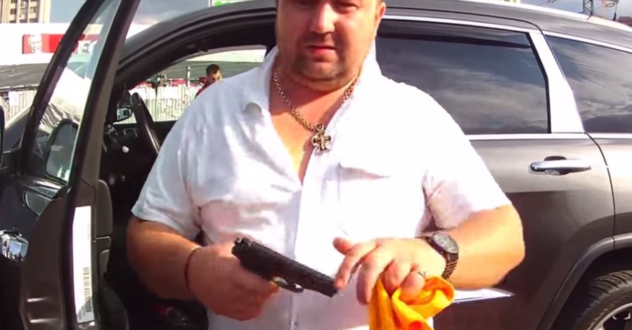 В сети появилось видео, на котором пьяный сотрудник службы безопасности угрожает полиции пистолетом