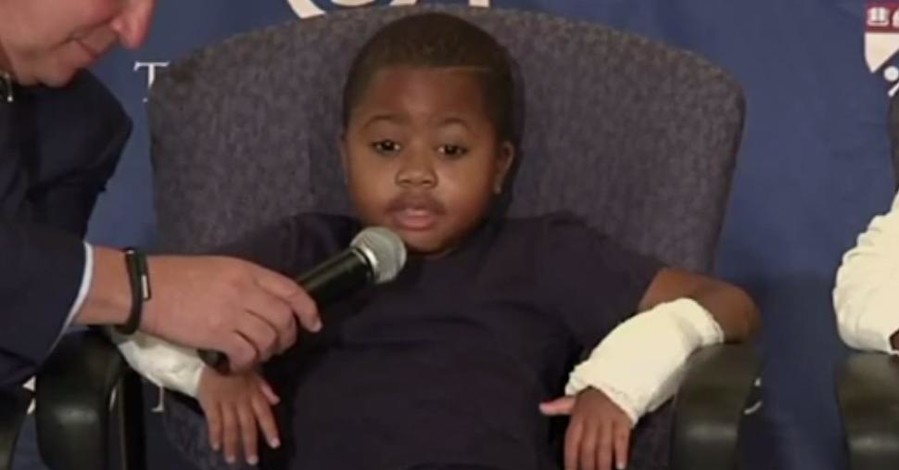 Мальчику из США первым в мире сделали пересадку обеих рук