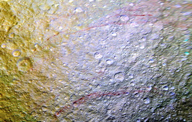 На луне Сатурна нашли загадочные кровавые дуги