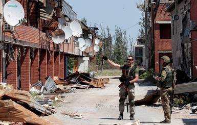 Под ночной обстрел в Донецке попала Петровка: разрушены три дома