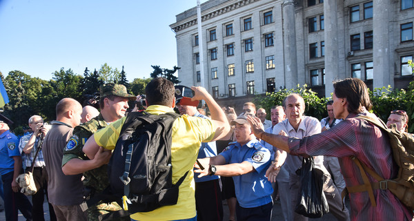 На Куликовом поле в Одессе произошла драка между участниками митинга