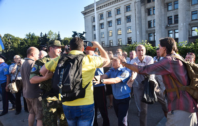 На Куликовом поле в Одессе произошла драка между участниками митинга