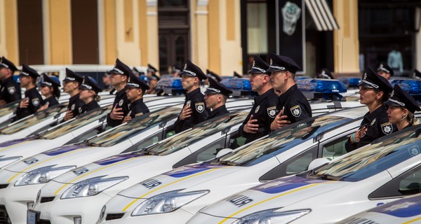 В Днепропетровске в полицию идут фокусники и повара, а во Львове недобор