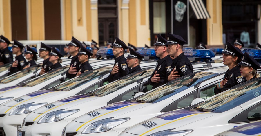 В Днепропетровске в полицию идут фокусники и повара, а во Львове недобор