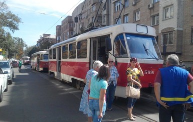 В Киеве на Подоле парализовано движение трамваев