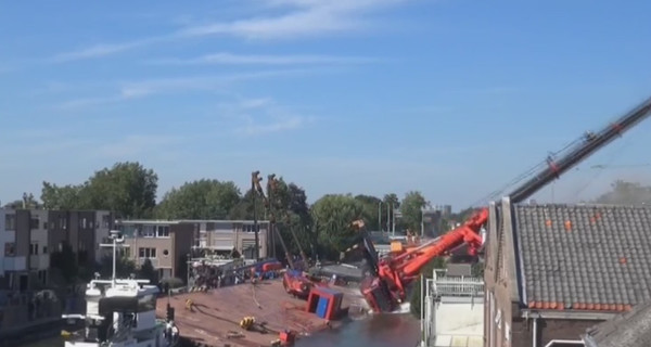 В Нидерландах строительные краны рухнули на жилые дома