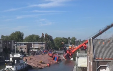 В Нидерландах строительные краны рухнули на жилые дома