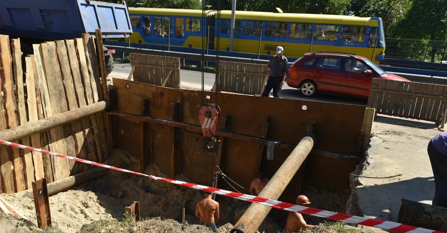 Из-за мега-ямы на Борщаговской заменят 120 метров коллектора