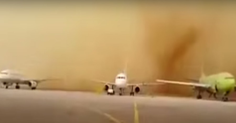 В сети появилось видео масштабной песчаной бури посреди аэропорта в Иордании