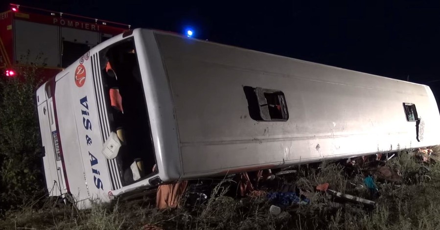Авария в Румынии: водитель уснул, а переполненный автобус перевернулся