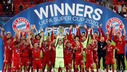 Игроки Баварии  празднуют  победу в Суперкубке Европы.