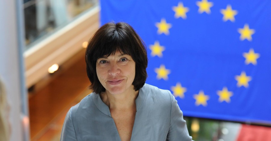 Евродепутат Ребекка Хармс отдыхает в Карпатах