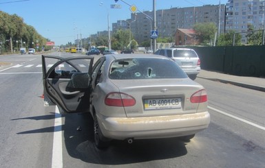 В Виннице расстреляли авто на перекрестке среди белого дня 