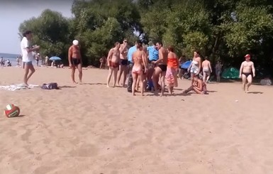На пляже в Минске ОМОН набросился на девушку с оголенной грудью