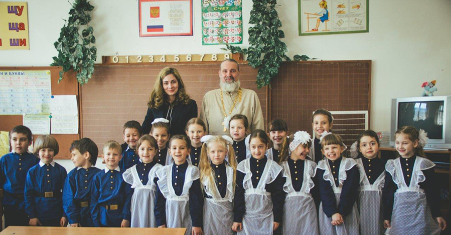 В Севастополе школьников пытаются одеть в форму гимназистов царской России