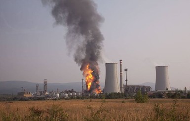 На химическом заводе в Чехии прогремели взрывы и начался крупный пожар